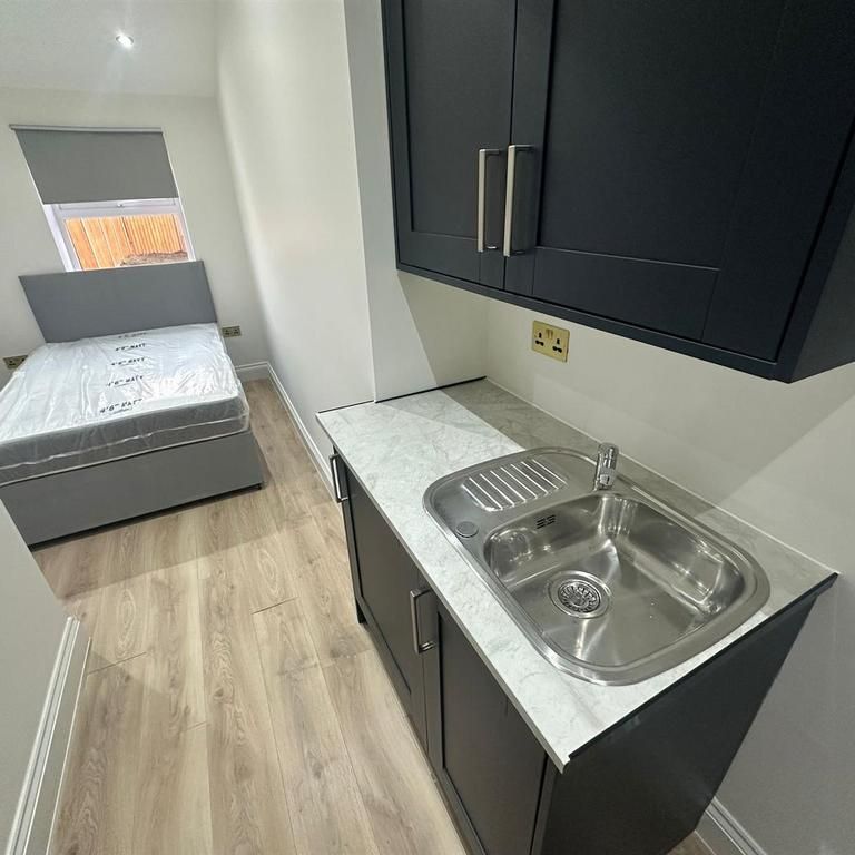 Studio to rent - Photo 1