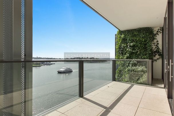 Luxurious waterfront apartment with a premium view to satisfy! - Photo 1