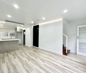 Townhouse-style Apartment with split level. - Photo 4