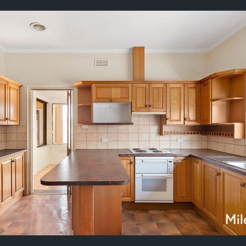 FABULOUS FLEXIBILITY WITH A STUDIO AND NORTH-REAR GARDEN - Photo 1