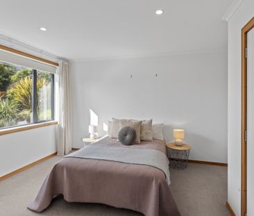 Architectural beauty with stunning views - Photo 6