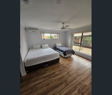 Spacious Master Bedroom with large ensuite in a Shared House - Furn... - Photo 6