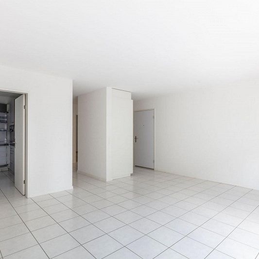 Moderne 3 1/2 - Zimmerwohnung mit verglastem Balkon - Foto 1