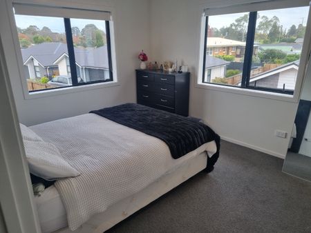 Enjoy easy living in the heart of Hamilton in this brand new, two level, three bedroom home located 2 minutes from Porritt Stadium. - Photo 3