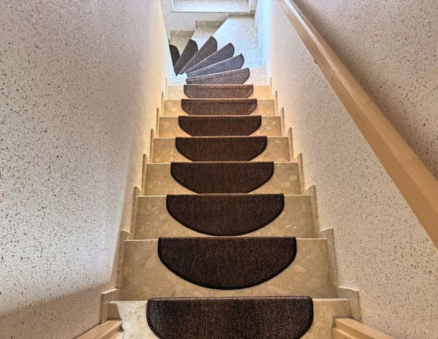 Gepflegte Dachgeschosswohnung mit Einbauküche in bester Lage der Blumenstadt Wiesmoor - Photo 1