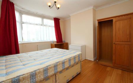 * STUDENT HOUSE* Ocean Letting and Management are pleased to present this fantastic three bedroom property offered to the market fully furnished and available in September. *BILLS EXCLUDED* - Photo 5