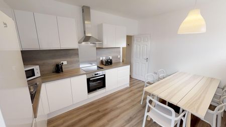 Sociable Home Steps from Tesco & IKEA - Photo 3