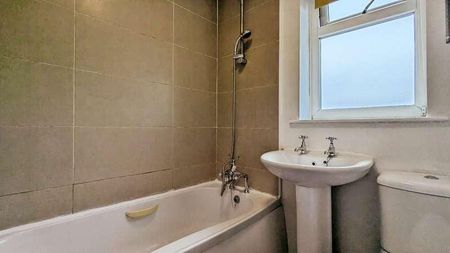Oldham Road, Royton, OL2 - Photo 3