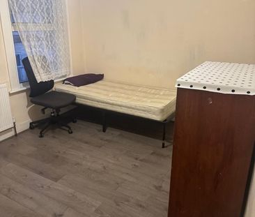 Room in a Shared House, Priory Road, CR0 - Photo 4