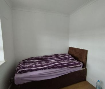3 bedroom flat to rent - Photo 4