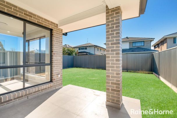 Spacious and Stylish Family Home in the Altrove Community - Photo 1