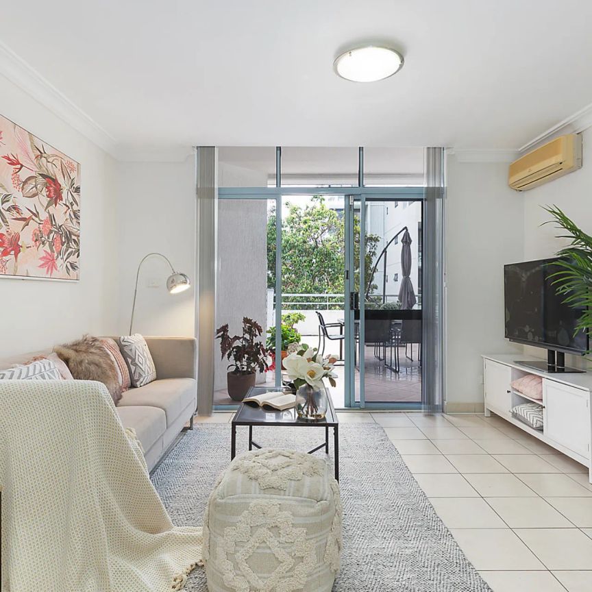 Serene And Central Beachfront Apartment - Photo 1