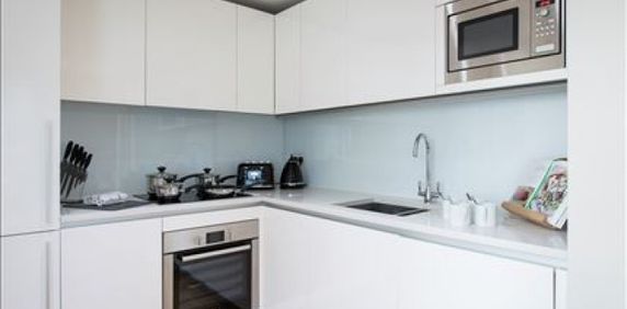 Three Bedroom Flat to rent in London - Photo 2