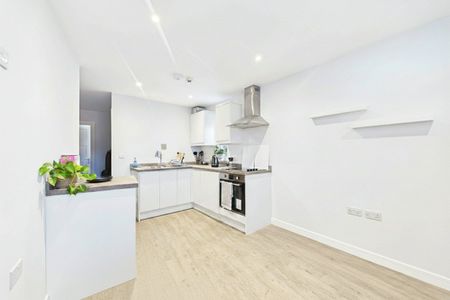 1 bedroom Flat in King Street, Maidenhead - Photo 2