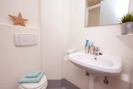 Extra Large Standard Double Ensuite - Photo 4