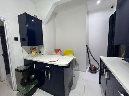 Ensuite to let in sharing house- 900 pcm inclusive bills - Photo 4