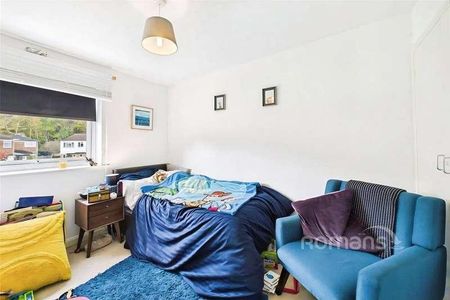 Pinewood Park, Farnborough, Hampshire, GU14 - Photo 5