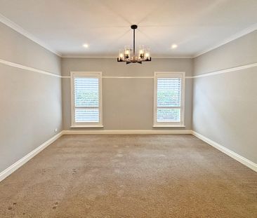 Stunning & Elegant - Photo 3