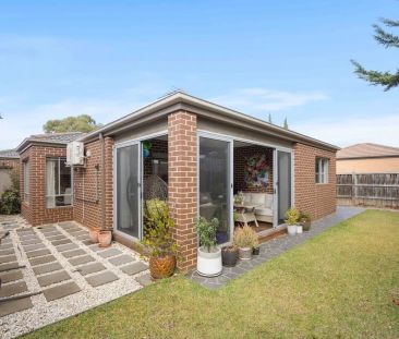 “Spacious & Stylish 4-Bedroom Home Near Al-Taqwa & Westbourne Grammar” - Photo 1