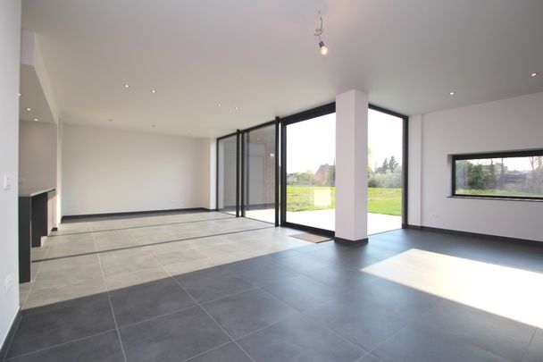 Halfopen woning met 4 slaapkamers en grote tuin! - Photo 1