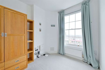 An exceptional Four bedroom Georgian townhouse offers beautiful accommodation, ideal as a refined family home, in the heart of the highly sought-after Kingsdown area. - Photo 2