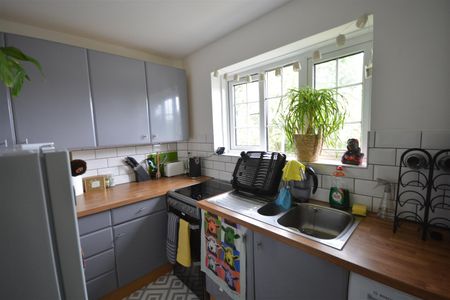 Drummond Gardens, Christ Church Mount, Epsom, Surrey, KT19 8RP - Photo 5