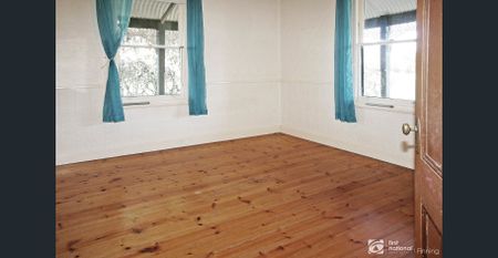 Character home on 1 acre! - Photo 5