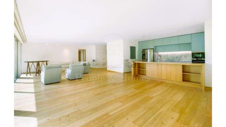 Monte Estoril. T2. Jardim e piscina privativos. Vista para o mar. - Photo 2