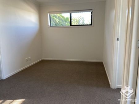 3 BEDROOM TOWNHOUSE - Double Garage, Air Cons, Pets Welcome - Photo 3