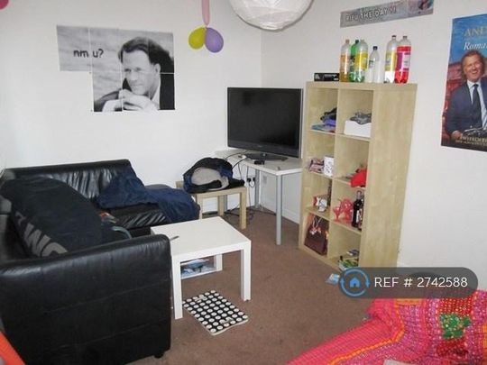 6 bedroom semi-detached house to rent - Photo 1