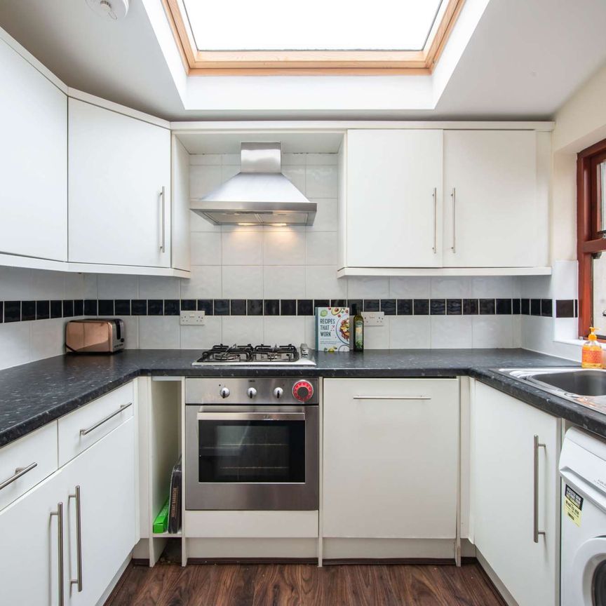 Cosy four bed on Dogfield Street - Photo 1