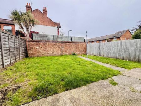 2 bedroom flat to rent - Photo 2