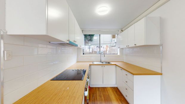 Newly Renovated Apartment & Perfectly Positioned for Convenience! - Photo 1