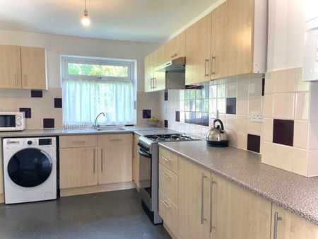 4 Bed Semi-Detached House, Finchley Road, M14 - Photo 3