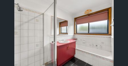 Family Entertainer in Lakeview Estate! - Photo 4