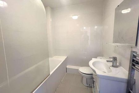 Woking, Surrey, GU21 - Photo 5