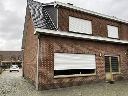 Halfopen bebouwing met drie slaapkamers en dubbele garage - Photo 5