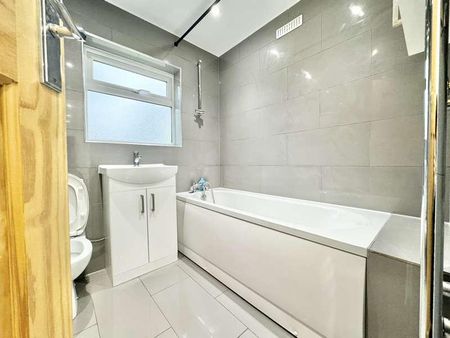 Moselle Avenue, N22 - Photo 2