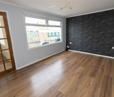 3 bedroom end of terrace house to rent - Photo 4