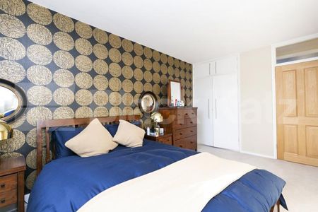 A well-appointed bright two bedroom apartment located in a private block - Photo 4