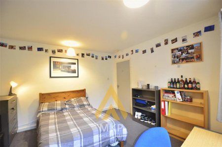 8 bedroom detached house to rent - Photo 4