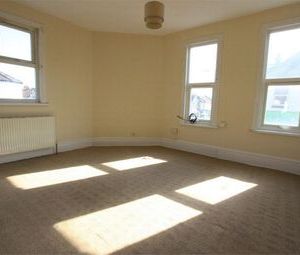 2 Bedrooms Flat to rent in Leigh Road, Leigh-On-Sea, Essex SS9 | £ 173 - Photo 1