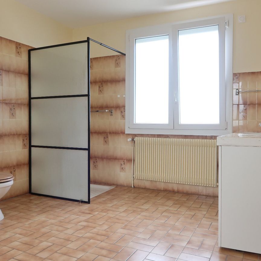 Location Maison 5 pièces 103m² ST CYPRIEN 42160 - Photo 1