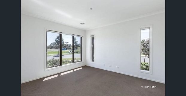 Spacious Family Living with Modern Comfort in Prime Location - Photo 1