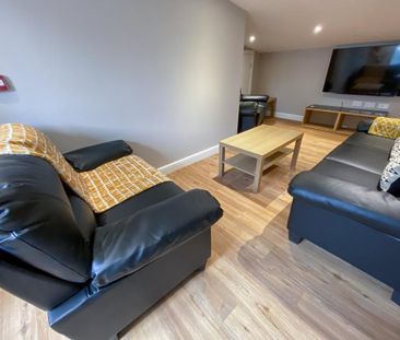 8 bedroom flat to rent - Photo 1