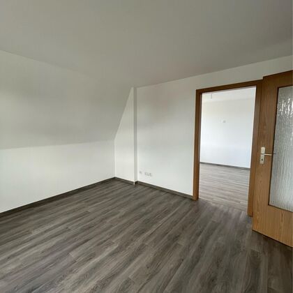 Dachgeschosswohnung in Fraureuth mit Einbauküche - Photo 2