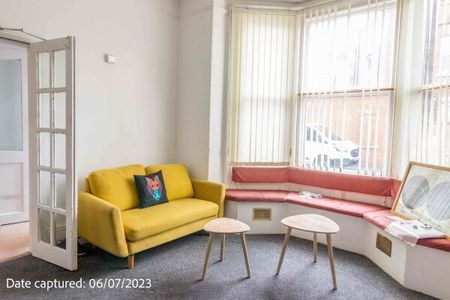 3 Feversham Crescent, Wiggington Road - Photo 2