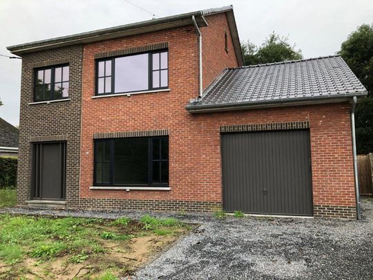 Open bebouwing met 3 slaapkamers, tuin en inpandige garage. - Foto 1