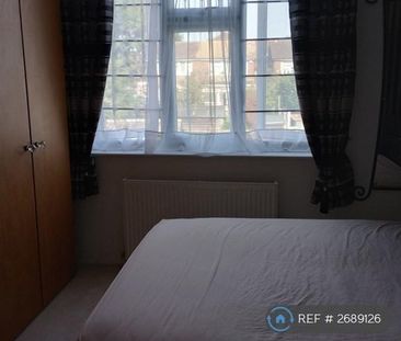 1 bedroom in a house share to rent - Photo 2