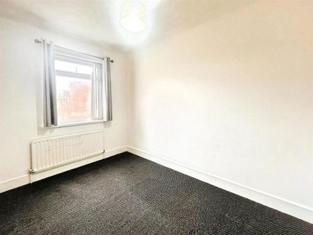 3 bedroom flat to rent - Photo 3